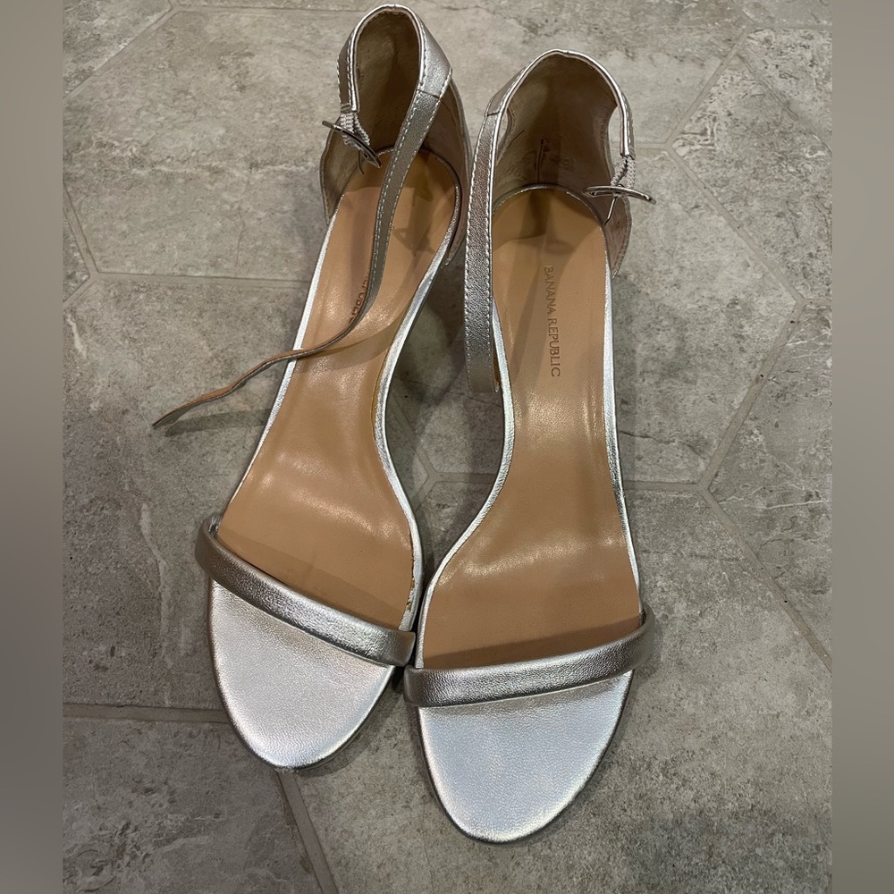 Silver leather kitten heels sandals